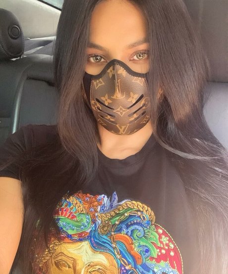 Amelia Maltepe star art archive