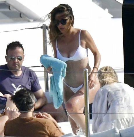 Maria Menounos nude actress pictures