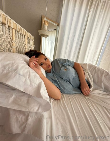 lucyvixen adult model picture