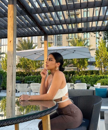 Queenneedy model pretty picture