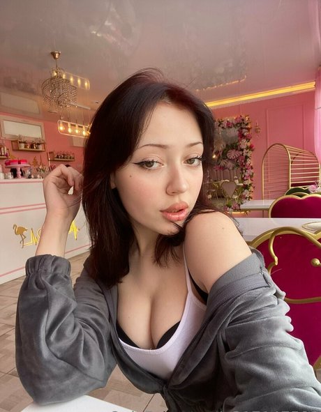 elliemooree star beautiful pic