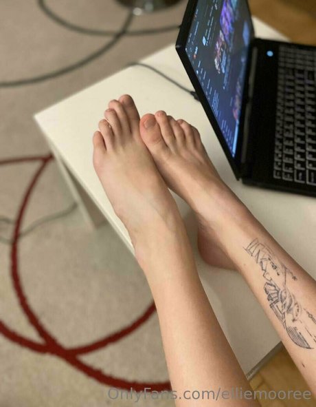 elliemooree model nude gallery