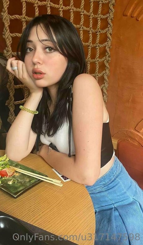 elliemooree model erotic photo