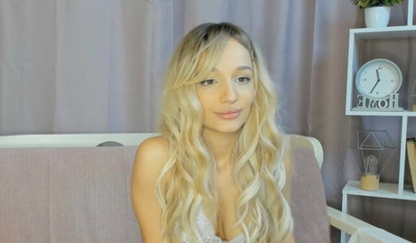 ChloeMorez model porn archive