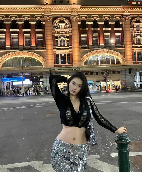 Vicki Mranrr sexy model photo