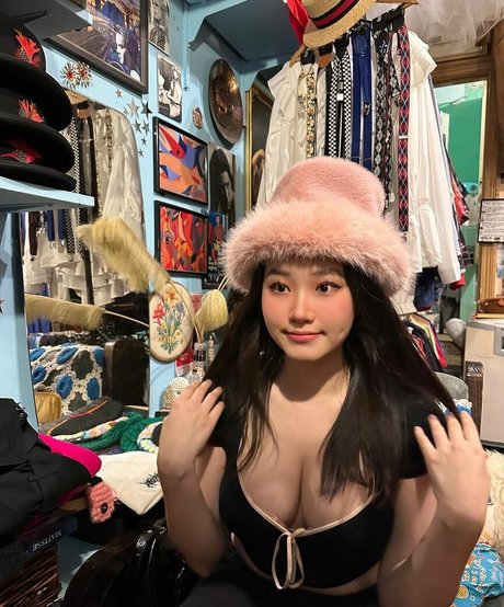 Vicki Mranrr naked model picture