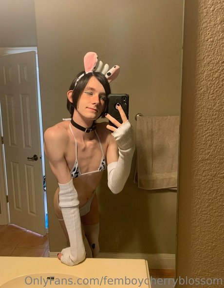 femboycherryblossom pretty actress img