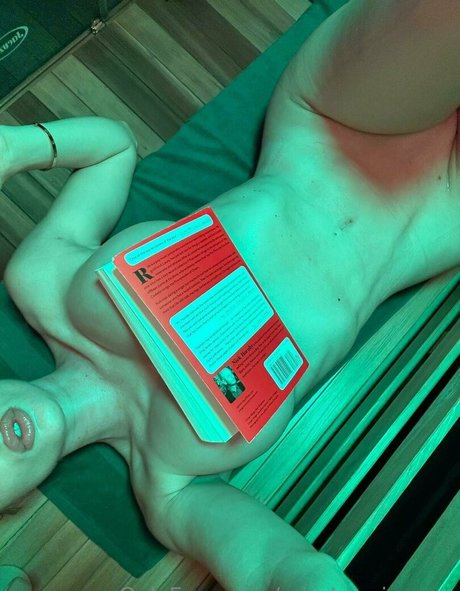 misskenzieanne beautiful model image