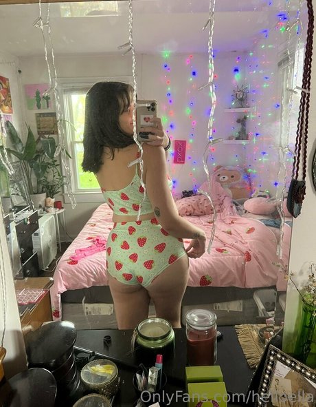 helloella model xxx photo