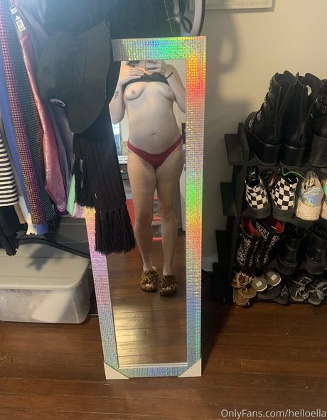 helloella art model picture