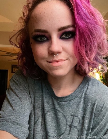 junestrawberriesfree art pornstar pic