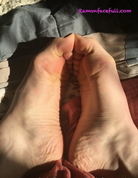 bellsfeetandass star pornographic photo