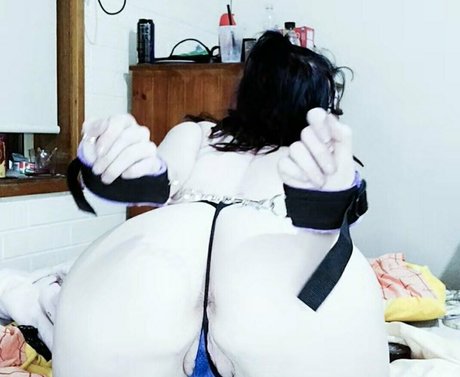 bongsandchillx erotic model gallery