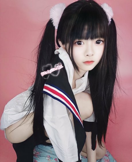 DollyMewTH model nude image