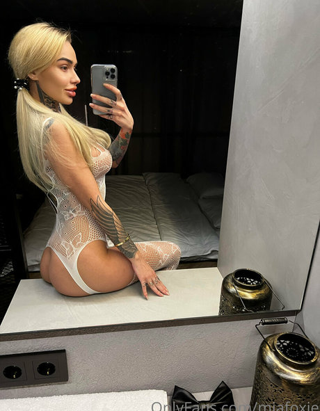 miafoxie pornstar xxx image