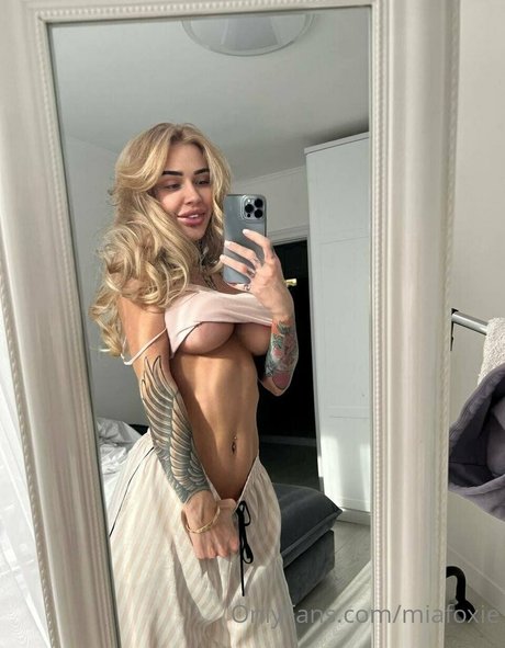 miafoxie sexy pornstar pics