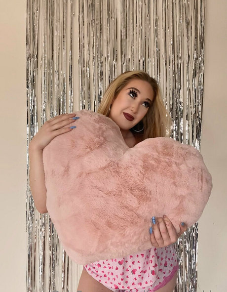 selfcarewithchloe pornographic model image