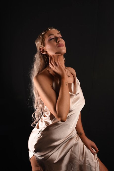 Caroline Rose perfect model img