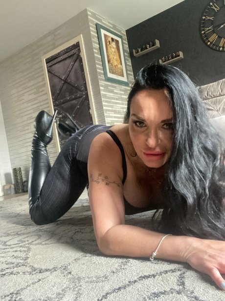 MISS LARA PERFECT sexy actress pictures