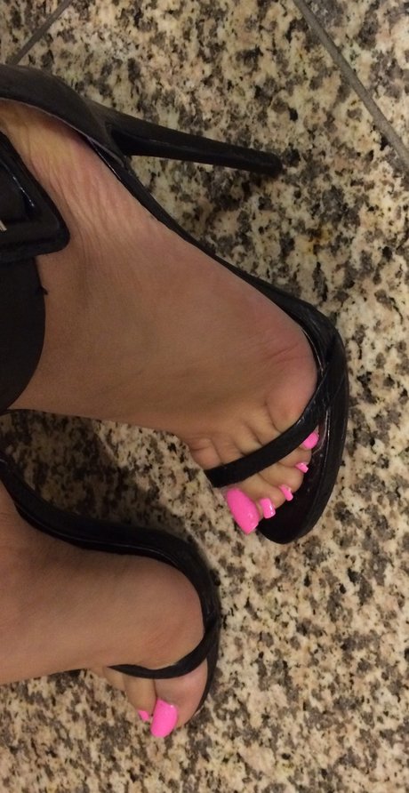 BlondeinStilettoHeelsOnly pretty actress photo