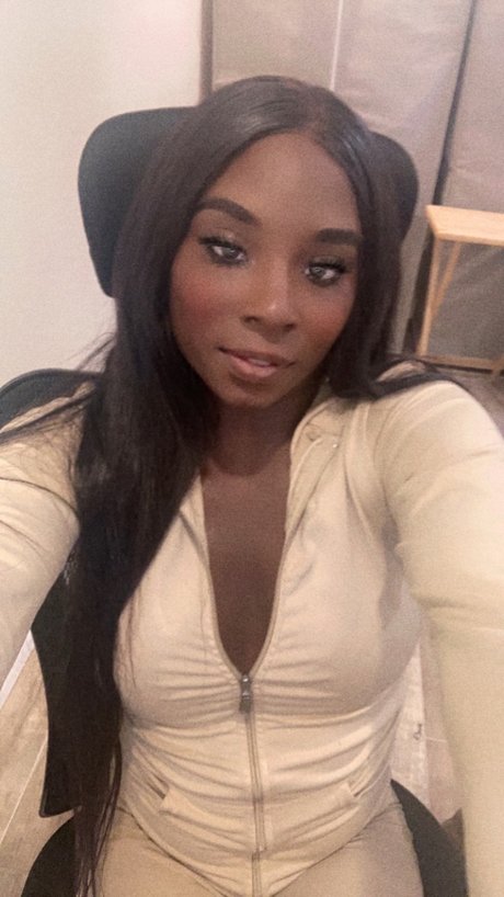 u6908751 model exclusive image