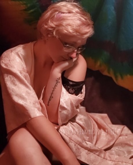 Modest Maeve pretty model pictures