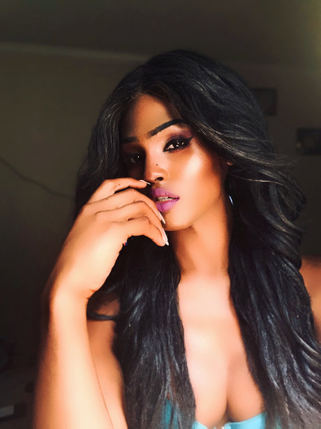 Whitneygotdamn hot model img