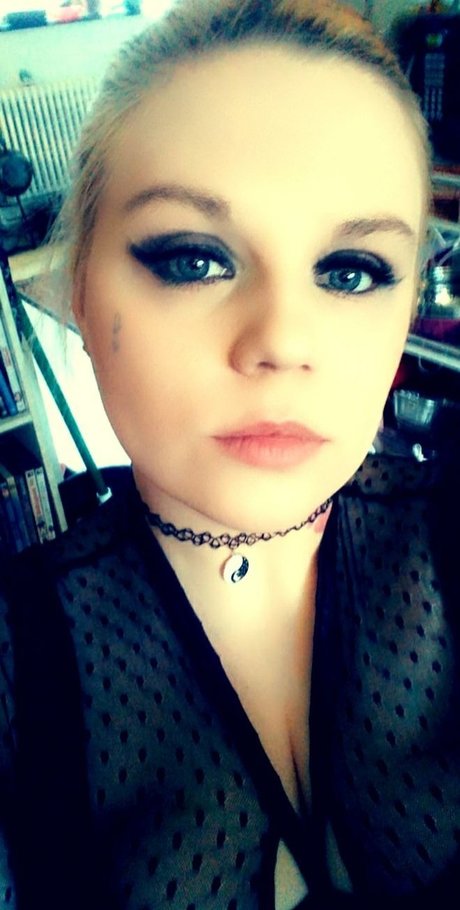 MistressofTheDark art actress pics