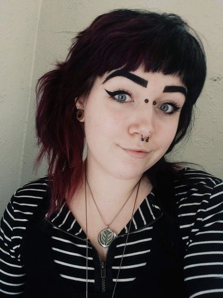 MOO MILF nude model picture