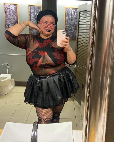 Mari Belle exclusive model image