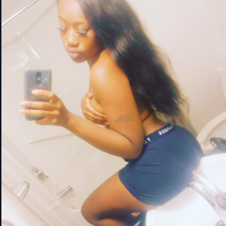 Juicy lips dezzy pretty model gallery