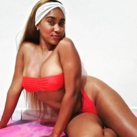 Lovely Lola exclusive pornstar pics