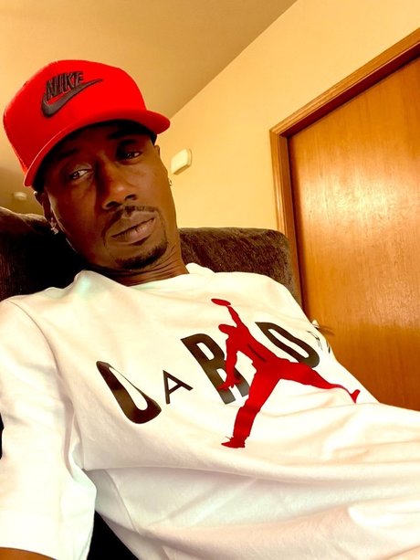 Valid model top photo