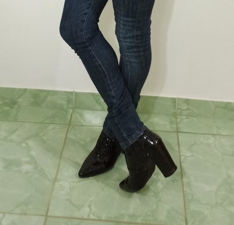 High heel and painted nail fetish naked model image