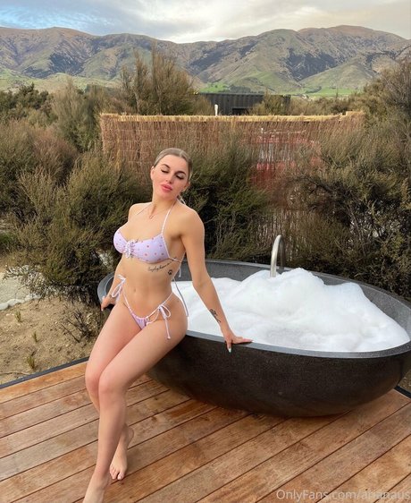 arianaus model beautiful galleries