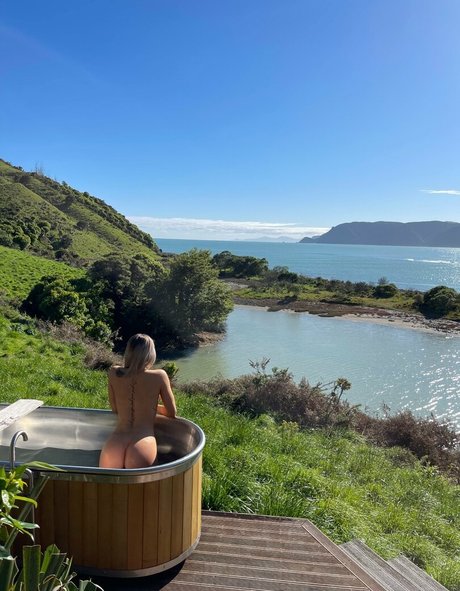 arianaus nude actress photo