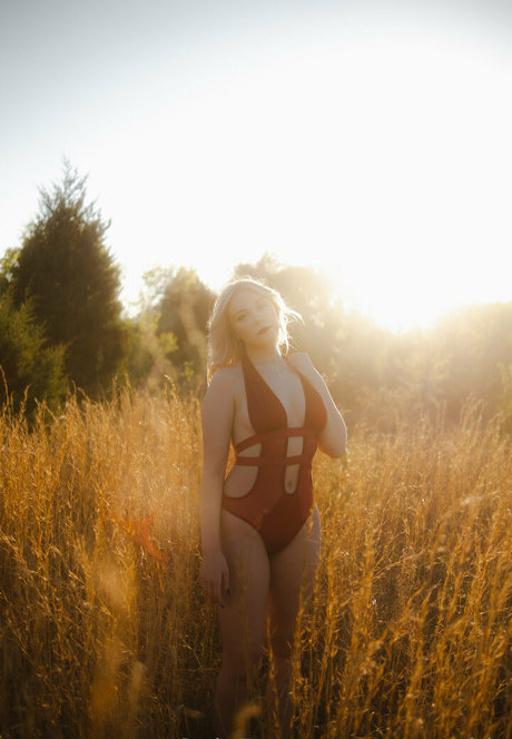 savs side art actress image