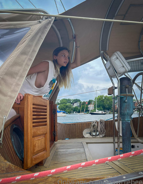 Brawniebee star hot pictures