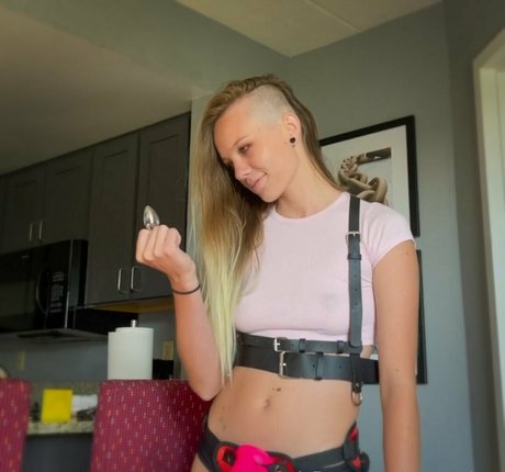 Brawniebee art model images