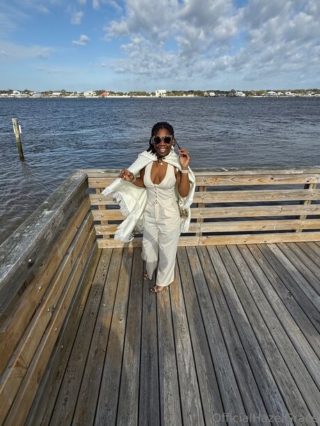 iwanthazelgrace sexy actress gallery