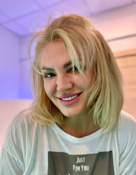 xmommynina adult model image