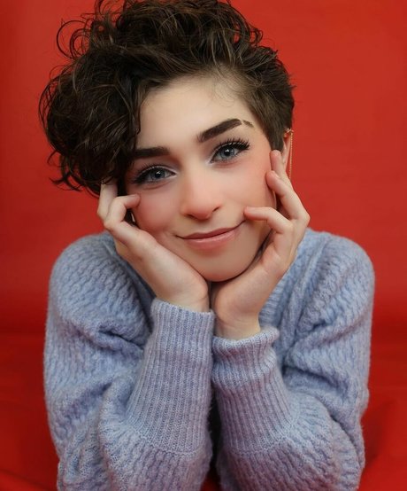 graceful addison free model photo