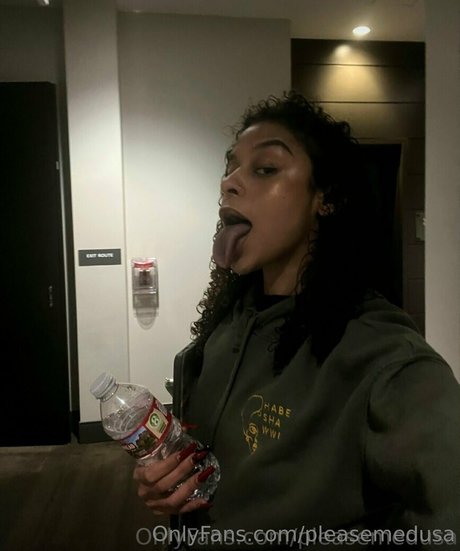 pleasemedusa model hot images