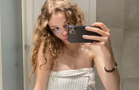 molllyy art pornstar image