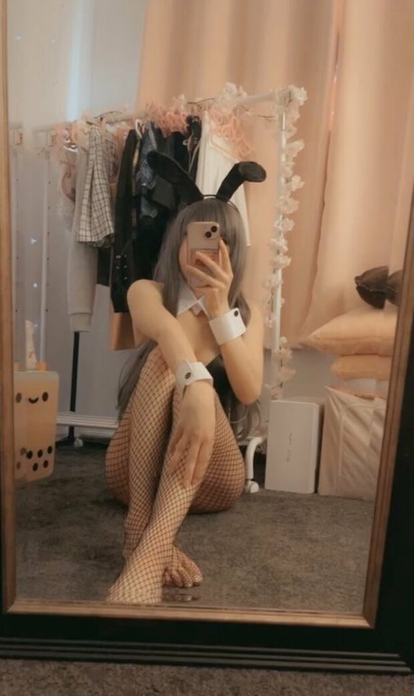 HowToMia sexy model photo