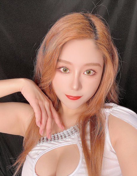 Uying sexy pornstar photo