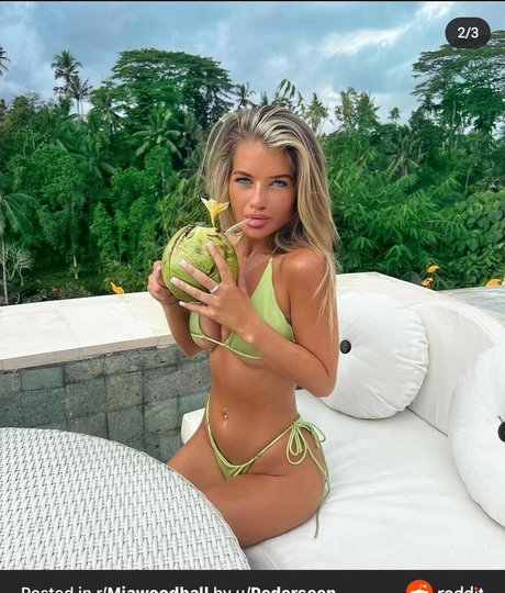 Mia Wood Hall hd pornstar gallery