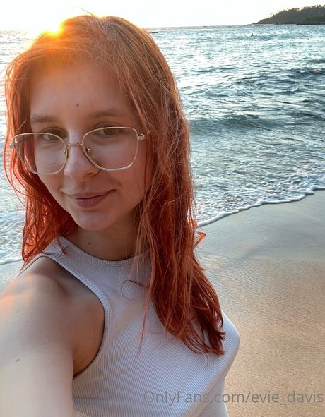 Evie Davis star art pic