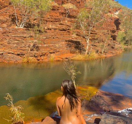 Steph Mandich nude model pics