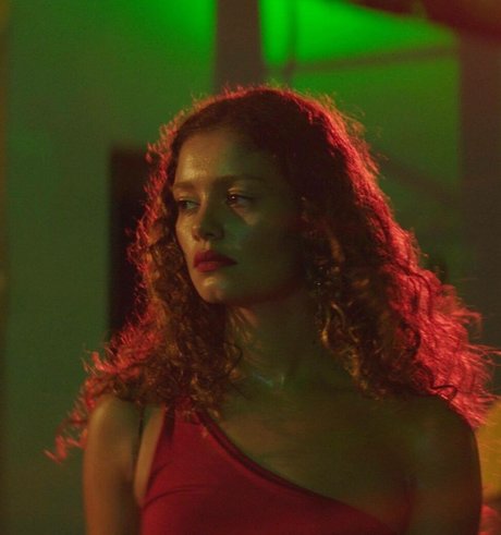 Sophie Charlotte star best pictures